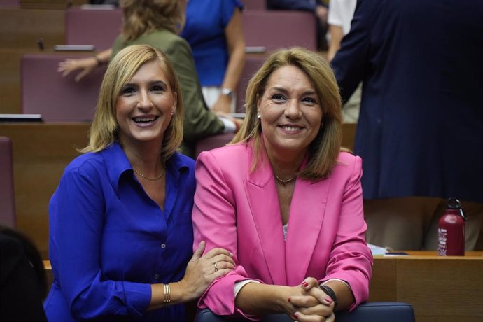 La consellera de Justicia e Interior del Gobierno valenciano, Salomé Pradas (i), y la vicepresidenta del Gobierno valenciano, Susana Camarero (d), durante un debate de política general en Les Corts