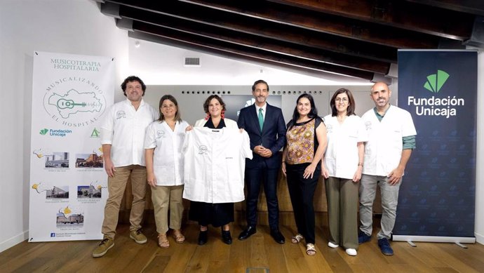 El director de Actividades Sociales de la Fundación Unicaja, Miguel Gil, y la presidenta de la Asociación de Musicoterapeutas de Andalucía, Lourdes Carmona, en un encuentro celebrado en el Centro Cultural Fundación Unicaja de Sevilla.