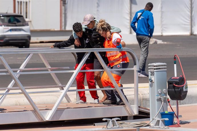 Los Servicios de Emergencias reciben a los migrantes en el muelle de Puerto Naos