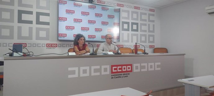 El delegado de Comisiones Obreras en valladolid, Raúl García, y la coordinadora de Medioambiente de la secretaría de accion sindical y salud laboral de castilla y león, Berta Garrido, presentan el Plan de Movilidad Sostenible de CCOO