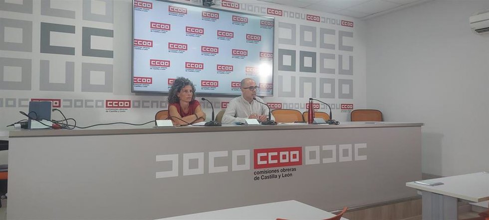 El delegado de Comisiones Obreras en valladolid, Raúl García, y la coordinadora de Medioambiente de la secretaría de accion sindical y salud laboral de castilla y león, Berta Garrido, presentan el Plan de Movilidad Sostenible de CCOO