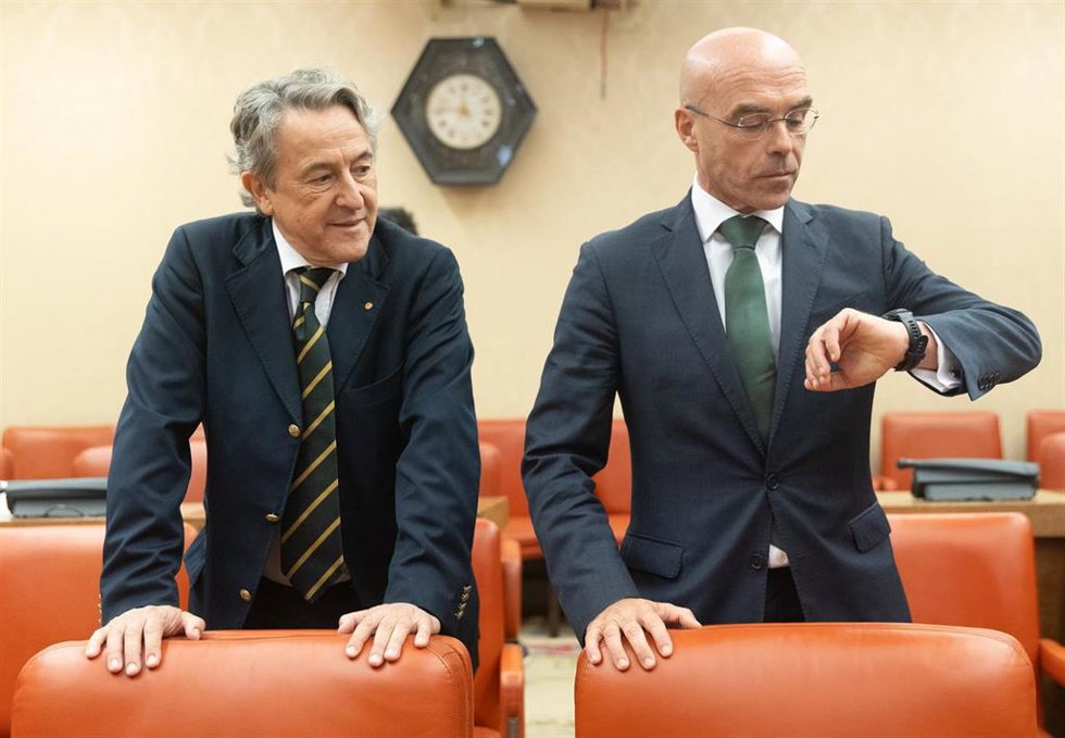 Archivo - El eurodiputado de Vox, Hermann Tertsch (i), y el líder de Vox en Bruselas, Jorge Buxadé (d), a su llegada al acto de acatamiento a la Constitución de los candidatos proclamados electos tras las elecciones al Parlamento Europeo, en el Congreso