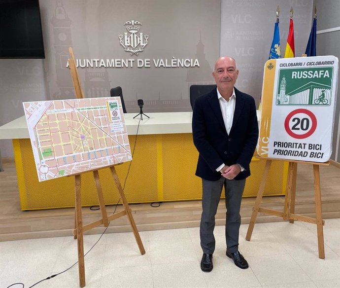 Carbonell en la presentación del primer ciclobarrio de València