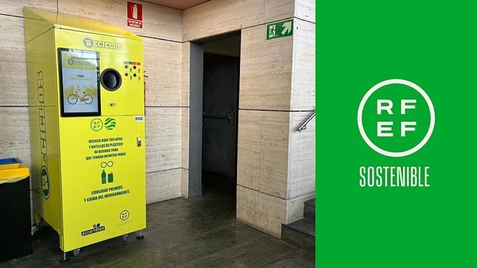 Máquina de reciclaje en la Ciudad del Fútbol de Las Rozas de la RFEF.