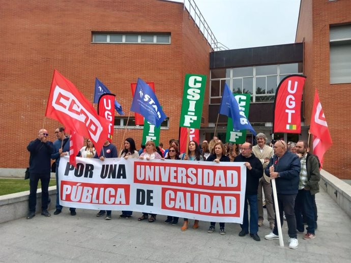 Sindicatos piden al rector de la UR "que cumpla sus promesas" ante "la precariedad que sufren los trabajadores"