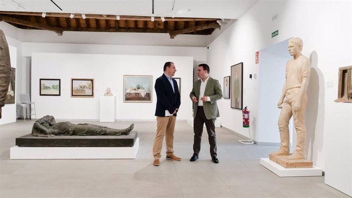 El director del Murec y el vicepresidente de la Diputación en el centro artístico.