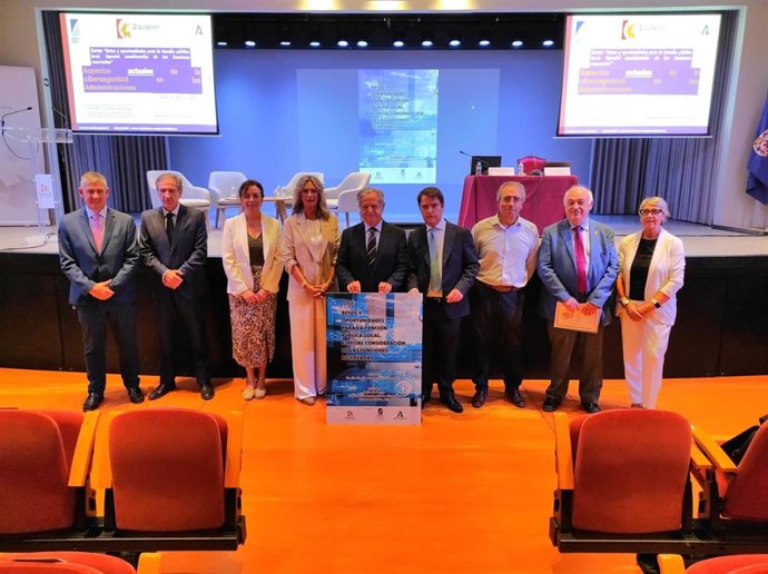El presidente de la Diputación de Córdoba, Salvador Fuentes (centro), en la inauguración de la jornada.
