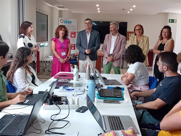 Los delegados de Empleo e Inclusión Social de la Junta en Granada, José Javier Martín y Matilde Ortiz, y el presidente de Down Granada, Francisco Hidalgo, han mantenido un encuentro con alumnos del proyecto de Empleo y Formación de la entidad.