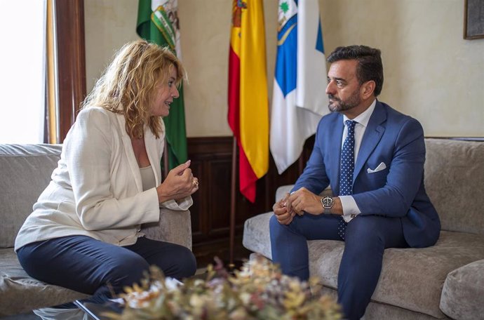 La alcaldesa de Huelva, Pilar Miranda, y el presidente de la Cámara de Cuentas de Andalucía, Manuel Alejandro Cardenete.