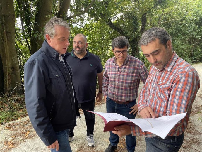 El consejero de Medio Rural Marcelino Marcos Líndez en su visita a Sariego.