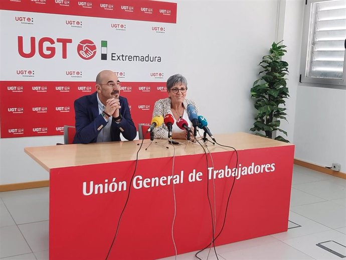 El vicesecretario general de UGT Confederal, Fernando Luján, y la secretaria general del sindicato en Extremadura, Patrocinio Sánchez, en rueda de prensa antes de la inauguración de la XXII Escuela de Verano de la Fundación Cultura y Trabajo