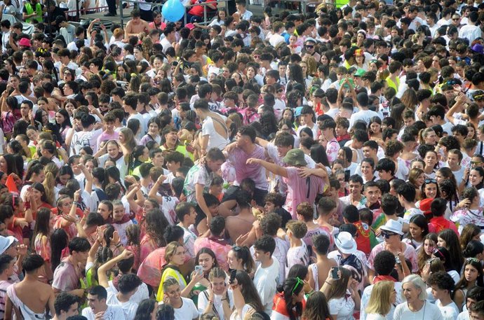 Archivo - Miles de personas en la plaza del ayuntamiento de Logroño durante el lanzamiento del cohete con el que se inician las fiestas de San Mateo 