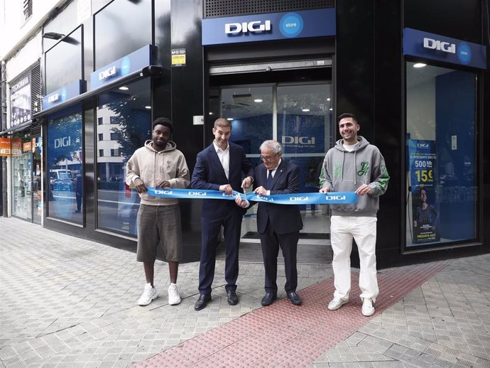 El presidente de Osasuna, Luis Sabalza, acude a la inauguración de la primera tienda de DIGI en Pamplona.