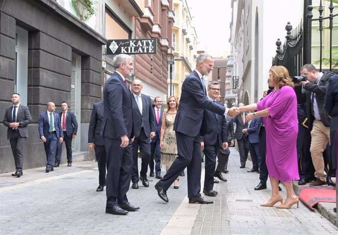 El Rey Felipe VI saluda a la presidenta del Parlamento de Canarias, Astrid Pérez, antes de recibir la Medalla de Oro de la Cámara