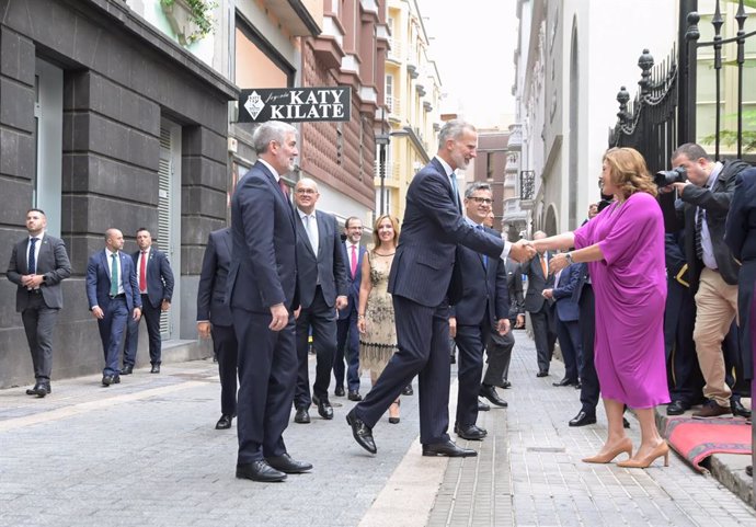 (I-D) EL presidente del Gobierno de Canarias, Fernando Clavijo; el Rey Felipe VI; el ministro de la Presidencia, Relaciones con las Cortes y Justicia, Félix Bolaños y la presidenta del Parlamento de Canarias, Astrid Pérez, a su llegada al acto de entrega 