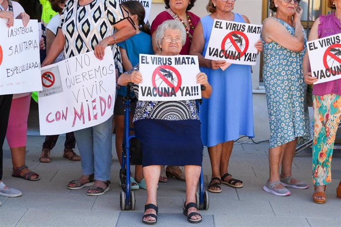 Imágenes de protesta de vecinos por las muertes a causa del virus de la fiebre del Nilo