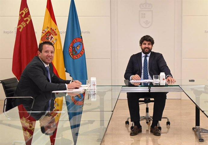 El presidente de la Comunidad, Fernando López Miras, se reunió hoy en el Palacio de San Esteban con el alcalde de Mula, Juan Jesús Moreno.