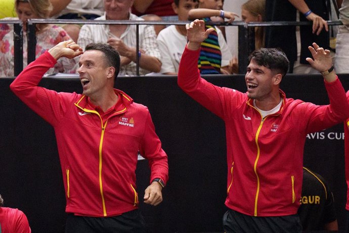 Carlos Alcaraz y Roberto Bautista celebran una victoria de España en los Qualifier de la Copa Davis 2024 en Valencia