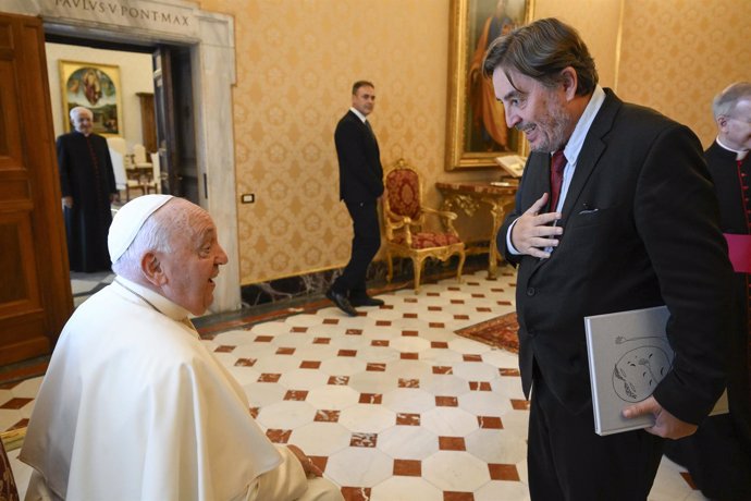 El Papa Francisco recibe al director del Instituto Cervantes, Luis García Montero, en el Vaticano