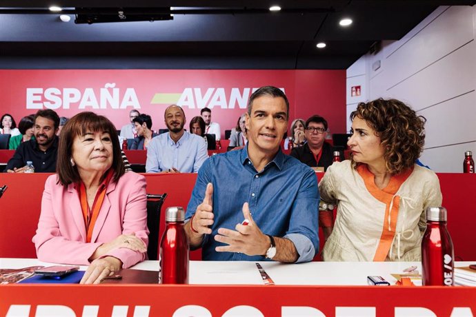 (I-D) La presidenta del PSOE, Cristina Narbona, el presidente del Gobierno y Secretario General del PSOE, Pedro Sánchez y la vicesecretaria general del PSOE, vicepresidenta primera del Gobierno y ministra de Hacienda, María Jesús Montero, durante la reuni