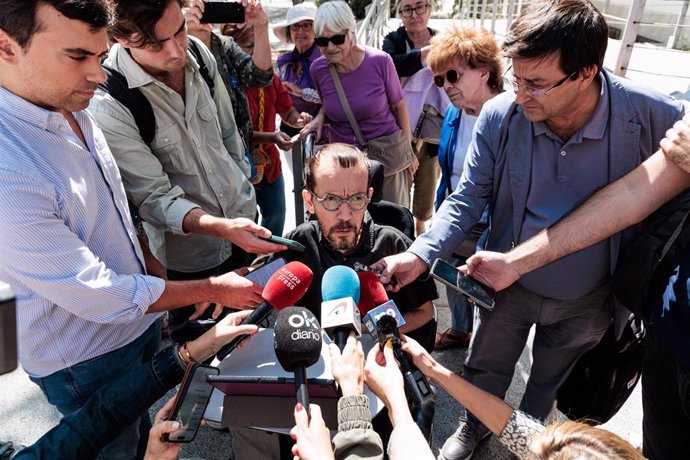 El exdiputado de Podemos Pablo Echenique atiende a los medios de comunicación a su salida de declarar en los juzgados de Plaza de Castilla, a 17 de septiembre de 2024, en Madrid (España).