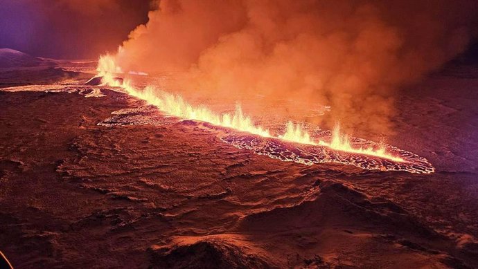 Archivo - December 19, 2023, Grindavik, Western Iceland, Iceland: Magma flows on a hill near Grindavik on Iceland's Reykjanes Peninsula in this image released by the Icelandic Civil Protection and Emergency Department. A volcanic eruption started Monday n