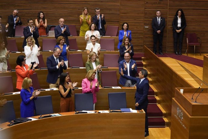 El presidente de la Generalitat Valenciana, Carlos Mazón (d), durante un debate de política general en Les Corts