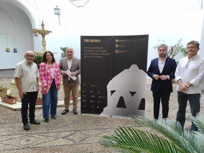 Desde la izda. Olivares, Valderrábano, Duque, Barbancho y Obrero en la presentación de la itinerancia de la exposición 'Todo lo que brilla'.