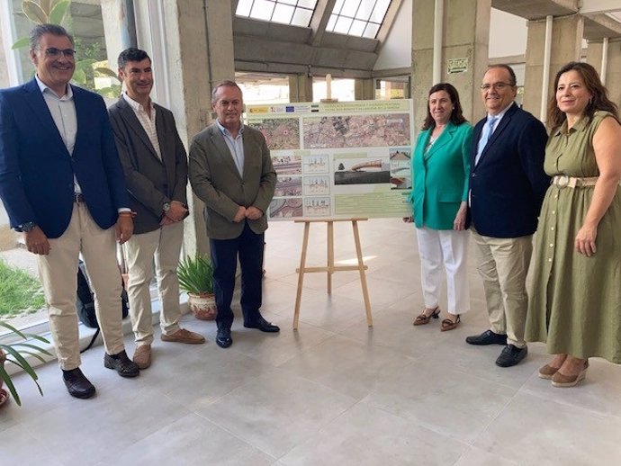 El consejero de Infraestructura, Transporte y Vivienda, Manuel Martín Castizo, presenta las obras del carril bici entre Don Benito y Villanueva de la Serena.