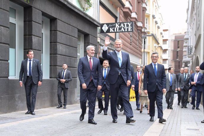 El Rei Felip VI en la seua arribada al Parlament de Canàries per a rebre la Medalla d'Or 