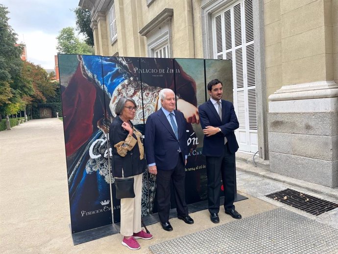 La comisaria de la muestra, Consuelo Varela, junto con el duque de Alba, Carlos Fitz-James Stuart y Martínez de Irujo, y el director cultural de la Fundación Casa de Alba, Álvaro Romero Sánchez-Arjona.