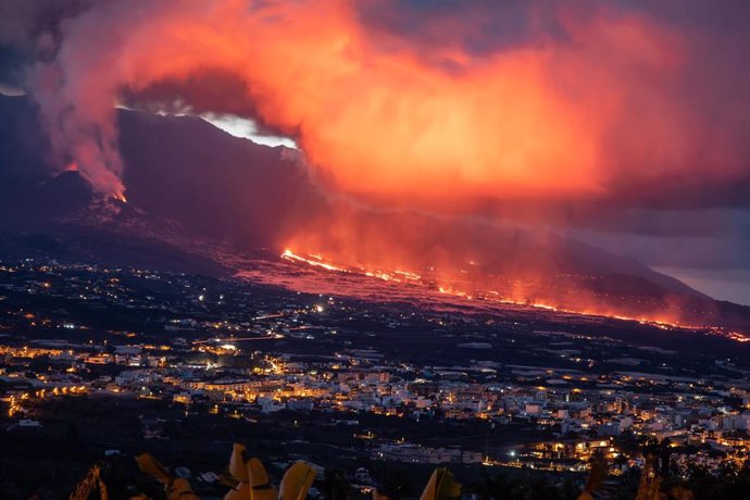 Archivo - Colada de lava del volcán de Cumbre Vieja, desde los Llanos de Aridane, a 19 de noviembre de 2021