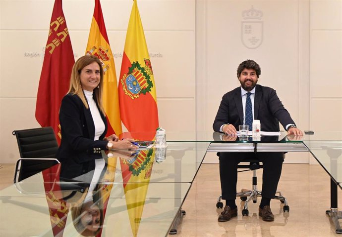 El presidente de la Comunidad, Fernando López Miras, reunido en el Palacio de San Esteban con la alcaldesa de Archena, Patricia Fernández