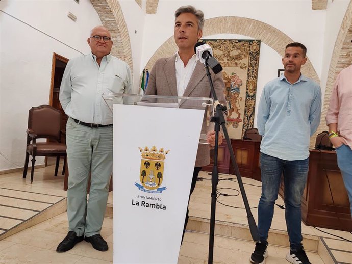 Lorite atiende a los medios junto al alcalde de La Rambla (izda.).