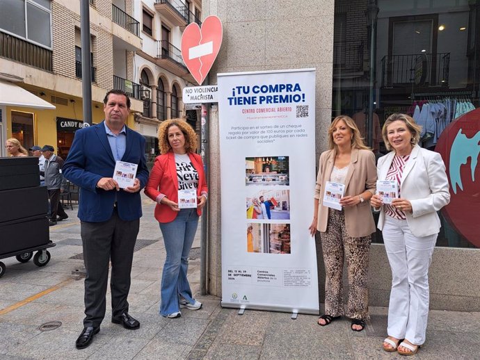 La delegada territorial de Empleo, Empresa y Trabajo Autónomo, Carmen Sánchez Sierra, junto a la concejala de Pymes del Ayuntamiento de Ronda, María del Carmen Martínez, y el secretario de Apymer, Antonio Palma