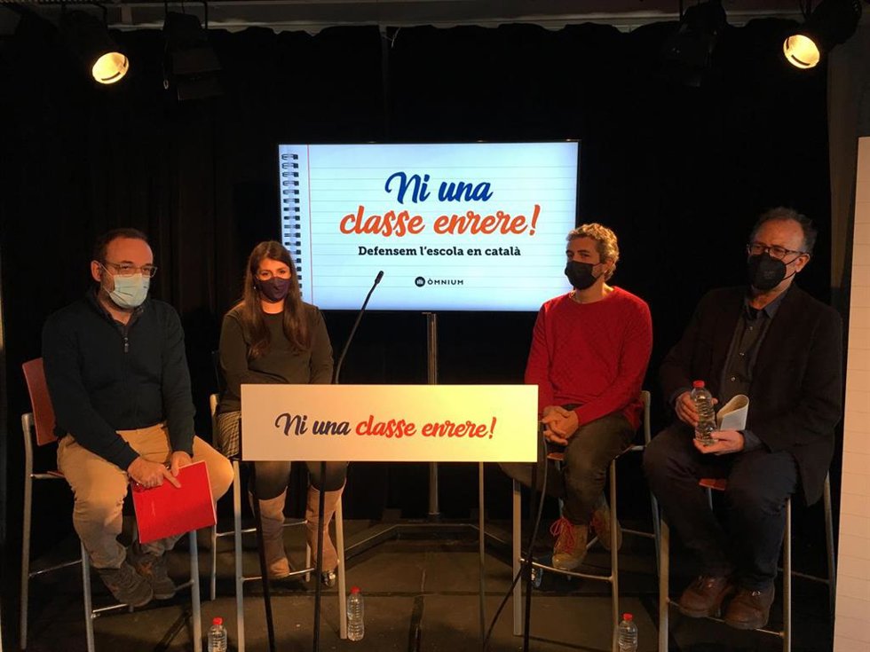 Archivo - Rueda de prensa del presidente de mnium Cultural, Xavier Antich, el abogado Benet Salellas y los padres de la escuela Turó del Drac de Canet de Mar Helena Díaz y Roger Soler, en una imagen de archivo