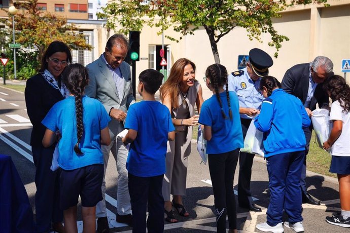 La alcaldesa de Zaragoza hace entrega a un grupo de alumnos del colegio Santo Domingo de Silos del premio del Primer Concurso de Dibujo organizado por la Escuela Policial 'Seguridad Vial'.