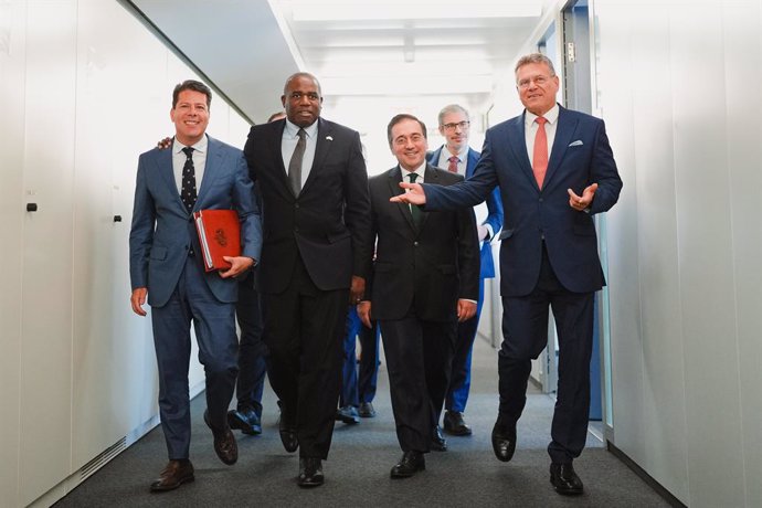 El ministro principal de Gibraltar, Fabian Picardo; el ministro de Exteriores británico, David Lammy; el ministro de Exteriores español, José Manuel Albares; y el vicepresidente de la Comisión Europea Maros Sefcovic antes de su reunión en Bruselas