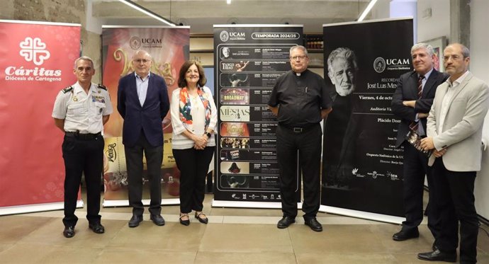 Foto de familia al finalizar el acto de presentación de la nueva temporada de la Sinfónica de la UCAM.