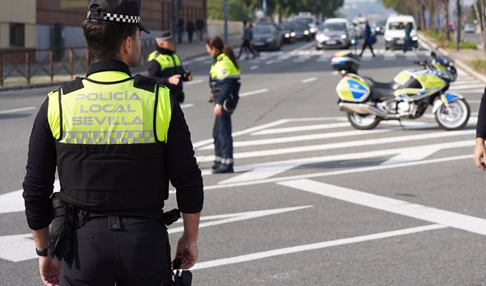 Archivo - Policías locales durante un corte de tráfico, como imagen de recurso.