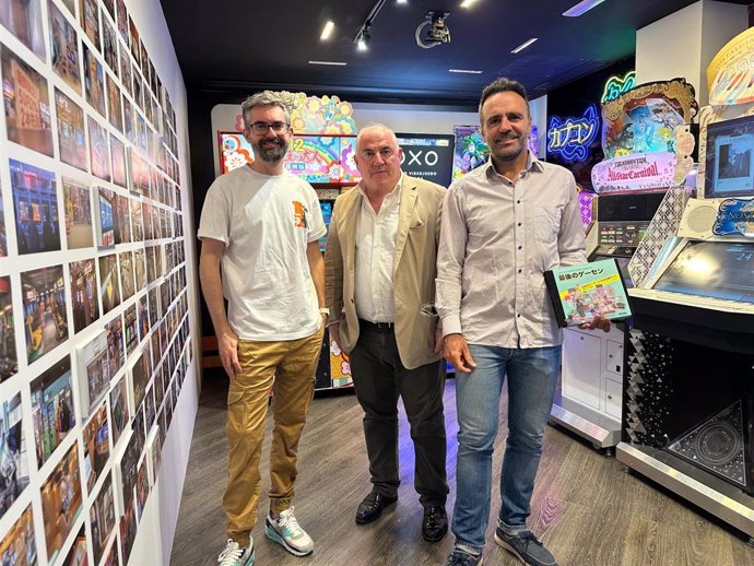 En el acto de presentación de la muestra temporal han participado Manuel Marmolejo, vicepresidente de la Diputación; Víctor Alonso, autor de la obra; y Santiago Bustamante, director cultural de OXO Museo del Videojuego