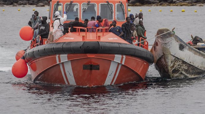 La Salvamar Adhara remolca un cayuco hasta el puerto de La Restinga, a 16 de septiembre de 2024, en El Hierro, Canarias (España). Un cayuco con 67 personas migrantes a bordo ha sido interceptado en aguas de El Hierro en la tarde de hoy.  La embarcación fu