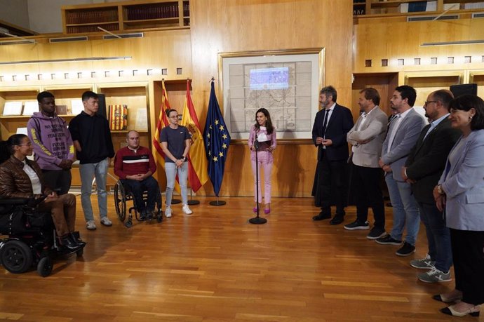 La presidenta de las Cortes de Aragón, Marta Fernández, recibe a los deportistas paralímpicos aragoneses.