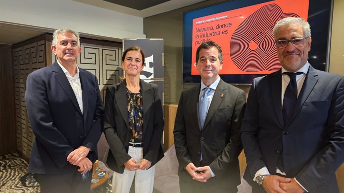 Carlos Adín, director del Servicio de Proyección Institucional y Marca Navarra; Ana Ursúa, directora general de AIN; Mikel Irujo, consejero del Departamento de Industria, de Transición Ecológica y Digital Empresarial del Gobierno de Navarra; y Alfonso Sán