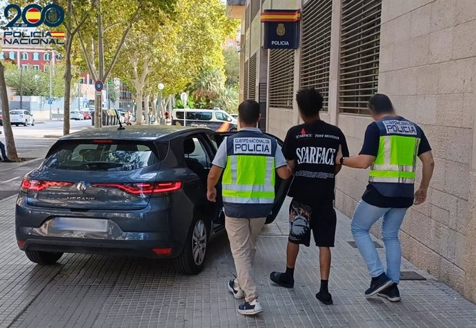 Uno de los detenidos, conducido por agentes a dependencias policiales.