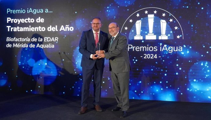 El alcalde de Mérida, Antonio Rodríguez Osuna, recoge en Madrid el premio a la planta de tratamiento de aguas con microalgas