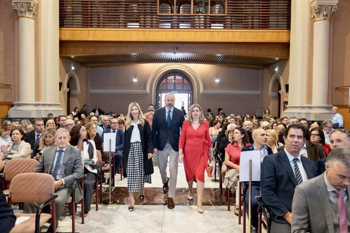 El presidente del Gobierno, Jorge Azcón, preside en la Sala de la Corona del Edificio Pignatelli, el acto de celebración del 25 aniversario del INAEM, junto con la vicepresidenta, Mar Vaquero, y la consejera de Empleo, Claudia Pérez Forniés.