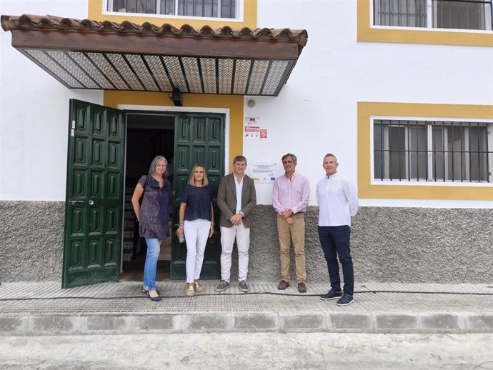 Acosta (centro), en su visita a la almazara Luis del Pino SL, en Montalbán.