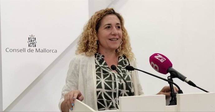 Archivo - La consellera de MÉS per Mallorca, Catalina Inés Perelló, en declaraciones a los medios.