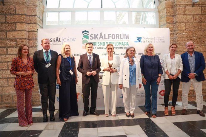 La presidenta de la Diputación de Cádiz, Almudena Martínez (c), y el alcalde de Cádiz, Bruno García (4i), presiden la foto de familia de la inauguración del I Foro Internacional de Turismo Skal 2024. A 19 de septiembre de 2024, en Cádiz.